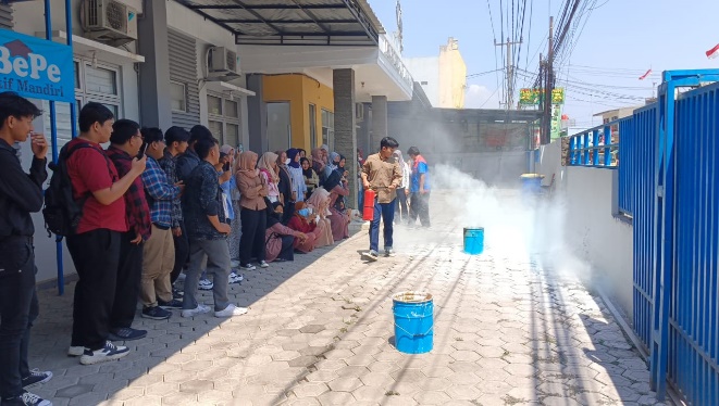 Pelatihan K3 (Kesehatan Keselamatan Kerja) di Lingkungan Laboratorium Farmasi Universitas Buana Perjuangan Karawang