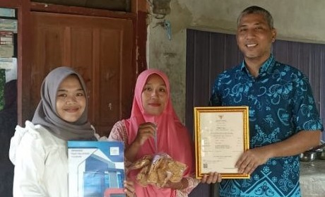 Pemberian Sertifikat Halal BPJPH oleh Halal Center UBP Karawang kepada Teh Yani, Pelaku Usaha Pembuat Keripik Tempe