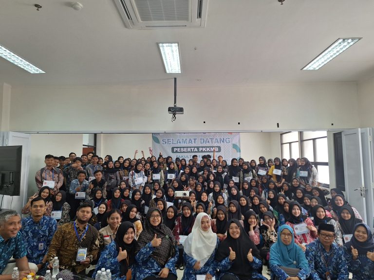 Penerimaan Mahasiswa Baru Fakultas Farmasi UBP Karawang: Sambut Generasi Farmasis Muda dengan Antusiasme