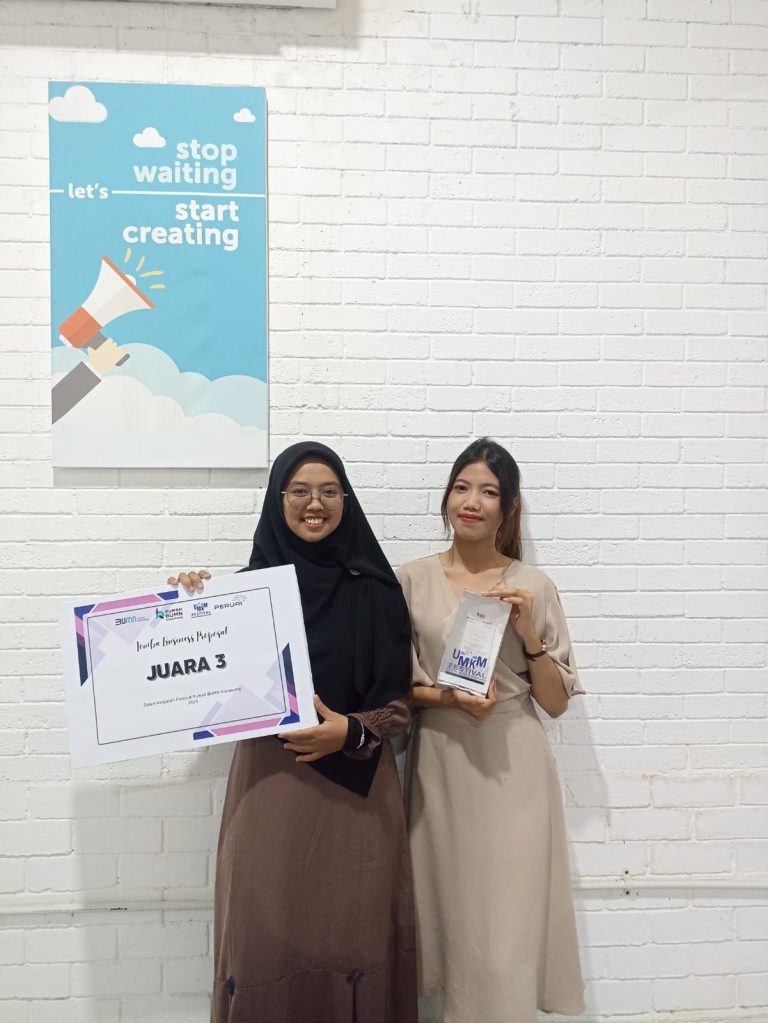 Mahasiswa Farmasi Universitas Buana Perjuangan Karawang Raih Prestasi di Festival UMKM Rumah BUMN Karawang 2024